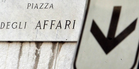 Borsa: Milano -2,5% con Stellantis e le banche, bene la difesa