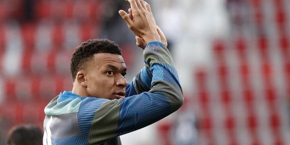 Calcio: Mbappé in Francia per esami al ginocchio, ma niente operazione