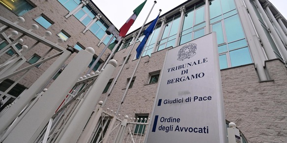 Cosparso di benzina minaccia di darsi fuoco davanti al Tribunale a Bergamo