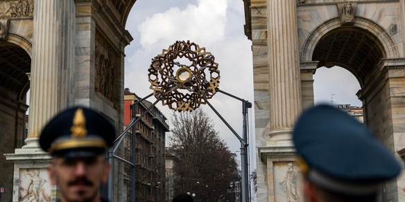 Si spegne a Milano la fiamma delle Paralimpiadi, i tecnici la riaccendono