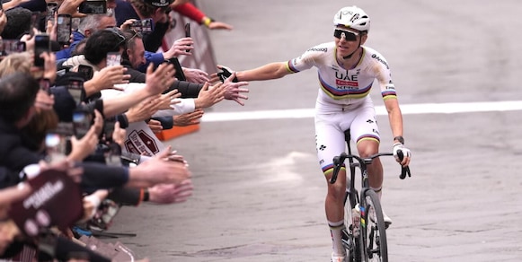 Pogacar non tradisce le attese e stacca tutti: quarto trionfo nella Strade Bianche