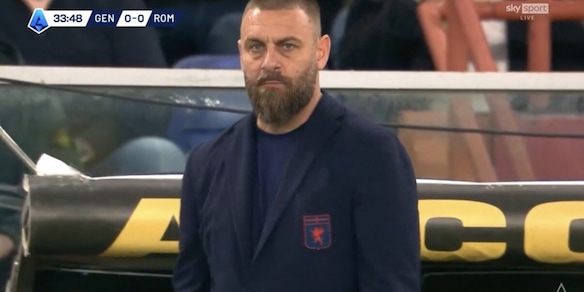 La bottiglietta spostata di un millimetro scatena la reazione romana di De Rossi: "Me arriva una disgrazia così"