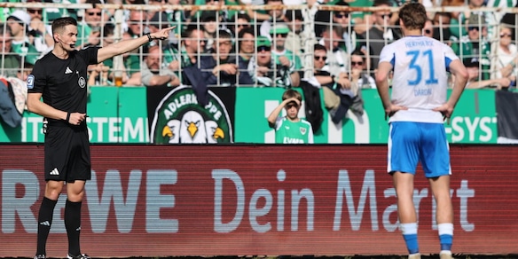 Un tifoso entra in campo e stacca il var dopo che era stato assegnato un rigore alla sua squadra