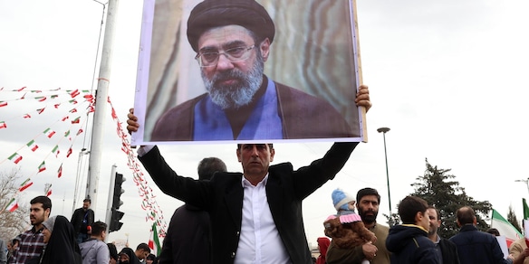 Nella notte slogan anti-Khamenei a Teheran dopo l'elezione a Guida suprema