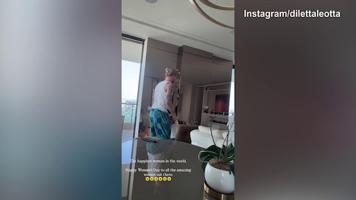 Karius, papà giocherellone mentre Diletta filma la scena