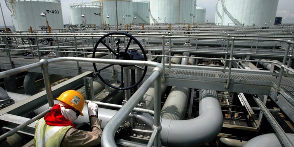 Rallenta corsa del prezzo del petrolio, Wti poco sotto i 100 dollari