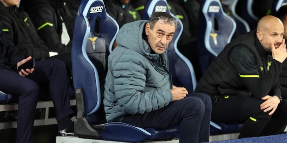 L'Olimpico è senza tifosi della Lazio ma parte lo stesso un coro per Sarri. E lui risponde così