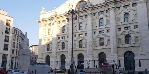 Borsa: Milano apre in netto rialzo del 2,3%