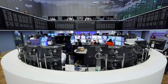 Borsa: Milano chiude in calo (-0,95%), controcorrente Mps-Mediobanca ed Eni