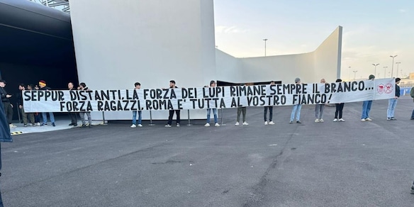 La Roma parte per Bologna: lo striscione da brividi dei tifosi
