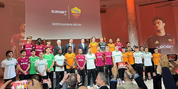 La Roma presenta il nuovo main sponsor sulle maglie: quanto vale l'accordo triennale