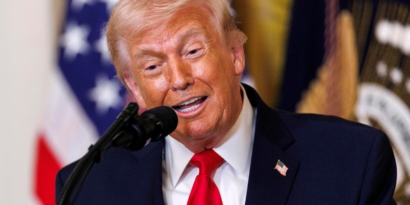 Trump, 'navi tirino fuori le palle e attraversino Hormuz'