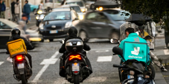 Cgil, i rider in piazza 'turni fino a 10 ore al giorno, 2-4 euro a consegna'
