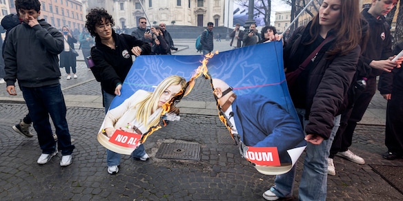 Corteo a Roma, bruciato cartellone con Meloni e Nordio
