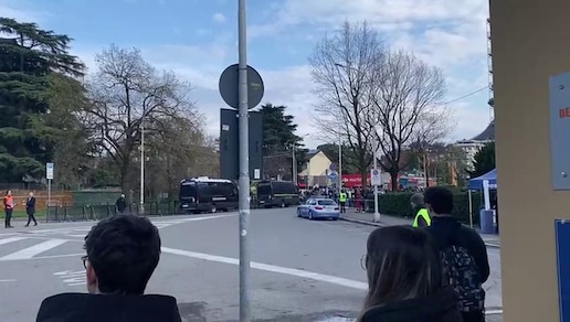 Il bus della Roma arriva a Como tra gli applausi dei tifosi