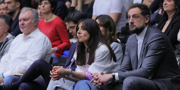 Marco Belinelli, Ambra Angiolini, Claudia Gerini e altri vip in tribuna per Virtus Bologna-Olimpia Milano