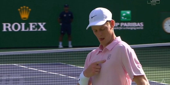 Sinner da brividi, batte Medvedev e indica il cuore: i motivi di questo gesto