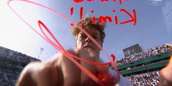 La dedica di Sinner all'amico Kimi Antonelli dopo la finale di Indian Wells: il messaggio sulla telecamera incanta il pubblico