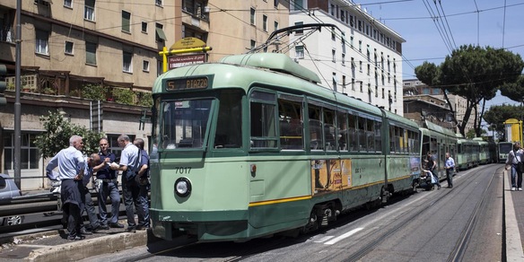 Tamponamento fra due tram a Roma, 10 feriti lievi