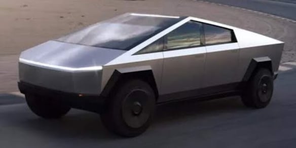 Fa causa a Tesla dopo che il suo Cybertruck ha tentato di buttarla da un ponte