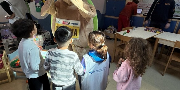 La tartaruga Vittoria al Bambino Gesù: la mascotte della maratona di Roma incontra i piccoli eroi