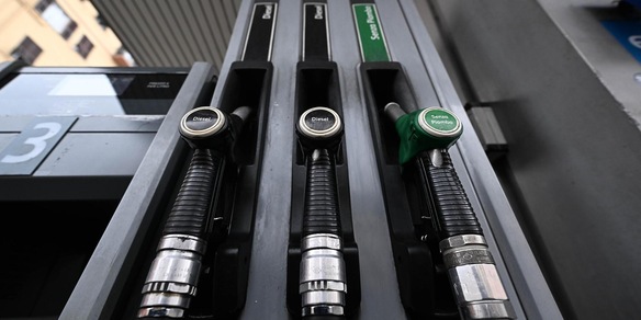 Codacons, alla pompa prezzi ancora non risentono dei tagli, Mef e Mimit chiariscano