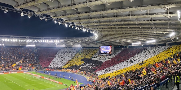 L'Olimpico è uno spettacolo: la coreografia dei tifosi per Roma-Bologna è da applausi