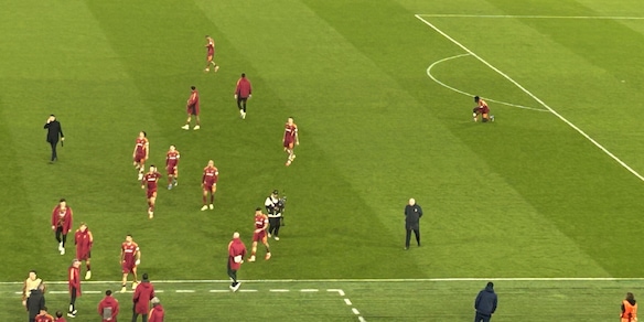 La Roma a testa bassa dopo l'eliminazione con il Bologna, la Curva Sud fischia e reagisce così
