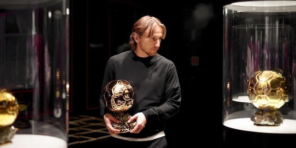 Modric "cuore e pallone d'oro": il premio vinto nel 2018 con il Real Madrid è nel museo del Milan