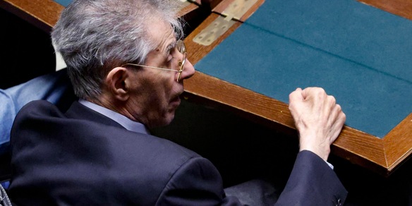 Salvini, Bossi meriterebbe i funerali di Stato ma sceglie la famiglia