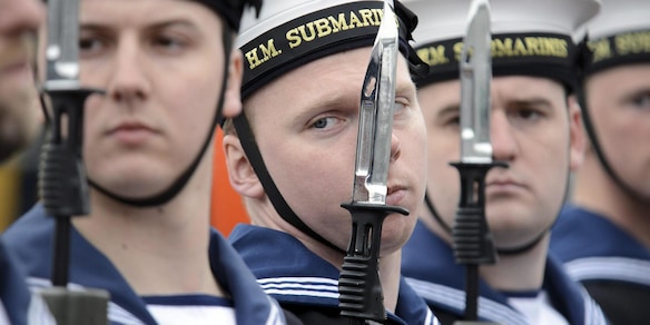 Arrestati due intrusi in una base navale Gb, uno è un iraniano