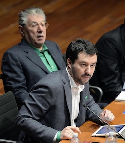 Coro a Pontida contro Salvini, 'molla la camicia verde, vergogna'