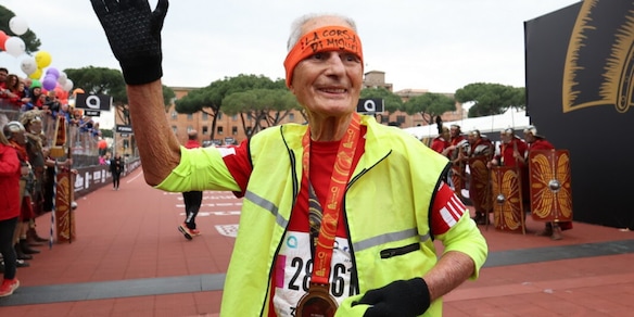 Il 93enne Antonio Rao al traguardo della 31^ Acea Run Rome The Marathon