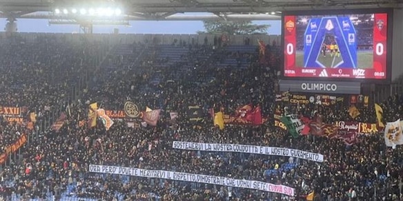 Lo striscione della Curva Sud alla Roma dopo il flop in Europa League: cosa c'è scritto e l'accoglienza dell'Olimpico