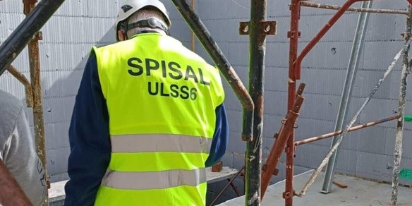 Operaio di 22 anni muore incastrato in un macchinario nel Padovano