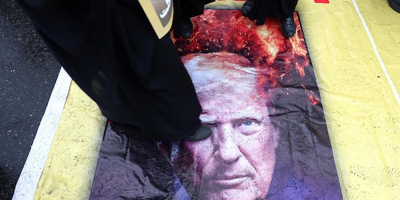 Iran deride Trump, 'siete così nei guai che negoziate con voi stessi'