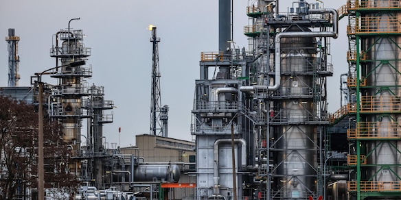 Il petrolio è in calo ma il Brent resta sopra i 100 dollari