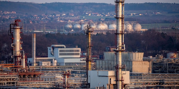 ++ Il petrolio prosegue la discesa, il brent a 98,5 dollari ++