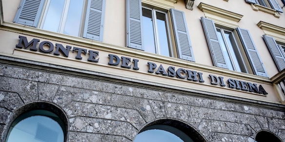 Il cda di Mps toglie le deleghe a Lovaglio e lo sospende da direttore generale