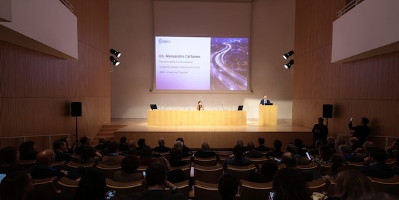 Auto, prevalgono le ibride (51%) e cresce il noleggio: nuovo modello di consumo in Italia