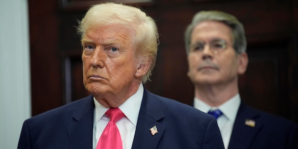 La firma di Trump sui dollari, la prima volta di un presidente in carica