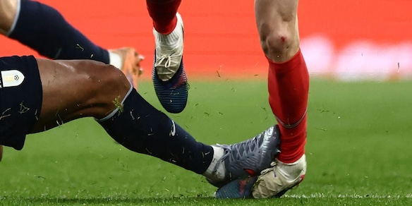 Bufera su Araujo, il fallo su Foden infiamma l'Inghilterra: "Indecente e fuori controllo. Il Var a cosa serve?"