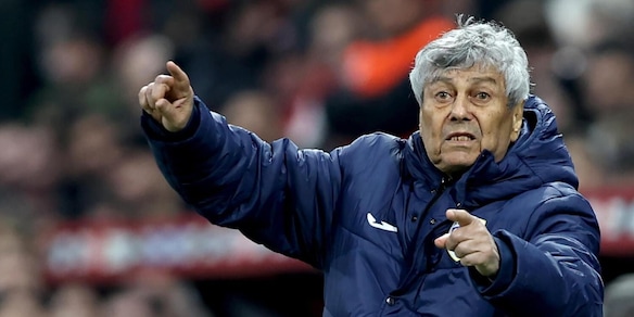 Paura per Lucescu, malore improvviso durante l'allenamento della Romania: "Trasportato d'urgenza in un ospedale"