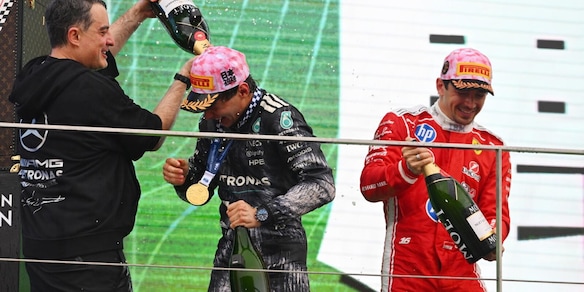 Antonelli, festa senza alcool sul podio di Suzuka: non ha ancora l'età per bere champagne. La F1 ha pensato ad un'alternativa