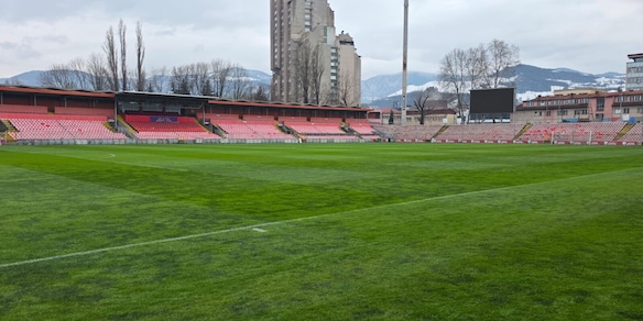 Erba alta e neve dietro le panchine: così si presenta lo stadio Bilino Polje, dove l'Italia si giocherà il Mondiale contro la Bosnia