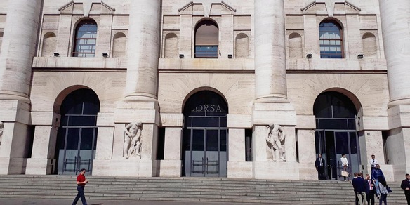 Borsa: Milano accelera (+0,8%), balzo di Ferrari e Saipem