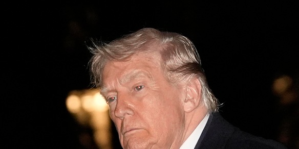 Trump crolla nei sondaggi al 33%, il più basso del secondo mandato