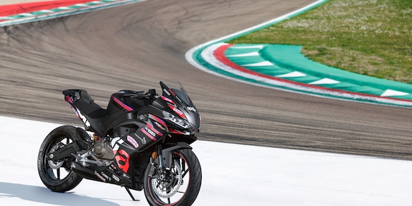 Aprilia RS 457 GP Replica: la piccola sportiva si veste da MotoGP