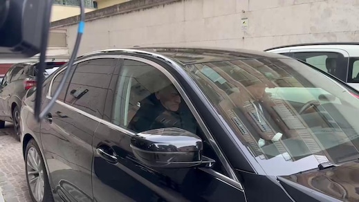 Il presidente Gravina in silenzio: il momento in cui lascia la sede della Figc a Roma