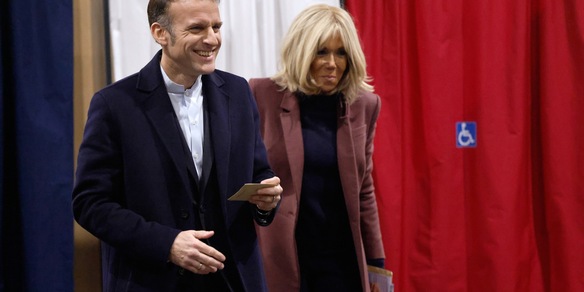 Trump, 'la moglie maltratta Macron'. Lui, 'dichiarazioni non all'altezza'